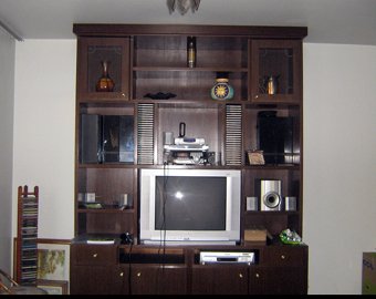 Estante na cor Tabaco com portas e puxadores bolinha em aço dourado, gavetinhas nas laterais, prateleiras para abrigar todos os objetos e aparelhos combinando com o resto da decoração a seu gosto.