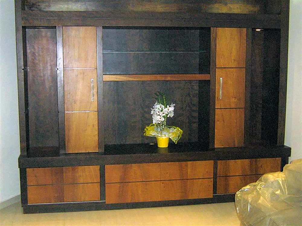 Estante em madeira maciça na região de Vila Alpina. Estante em madeira maciça na região de Vila Alpina.