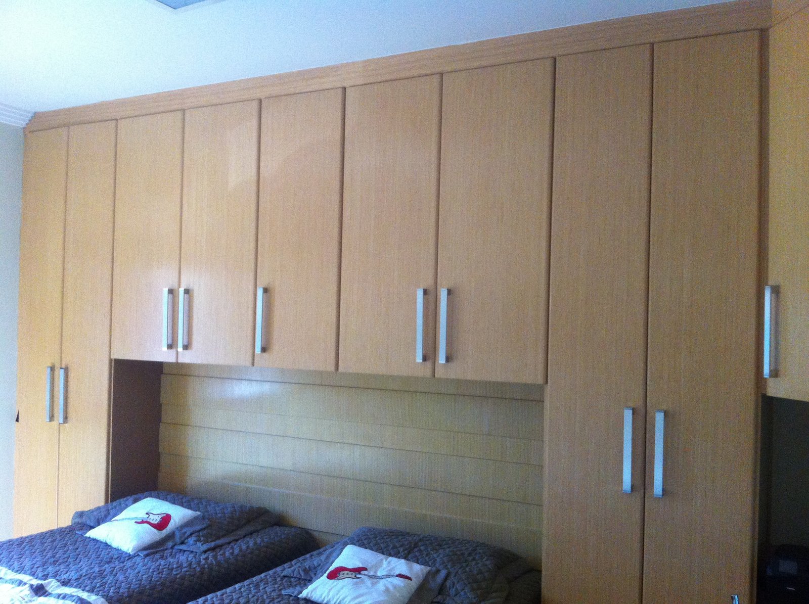 Armário de Casal em Marfim, um bom exemplo com muito espaço, prateleiras internas, cama embutida com detalhes, puxadores longos cromados.