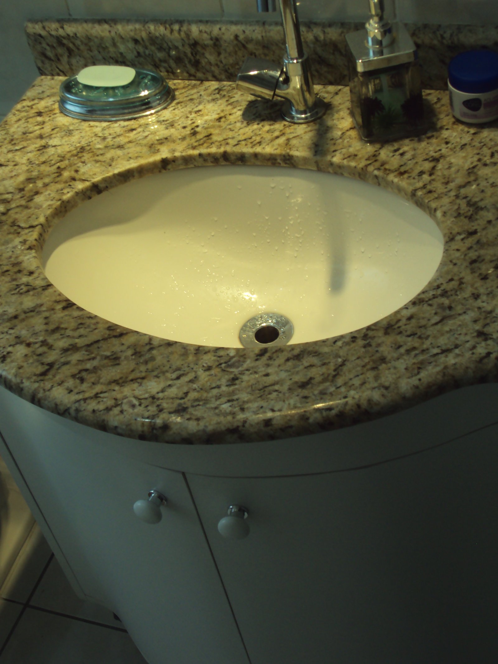 Gabinete para banheiro em fórmica branca, portinhas arredondada acompanhado a cuba Suspenso na parede.