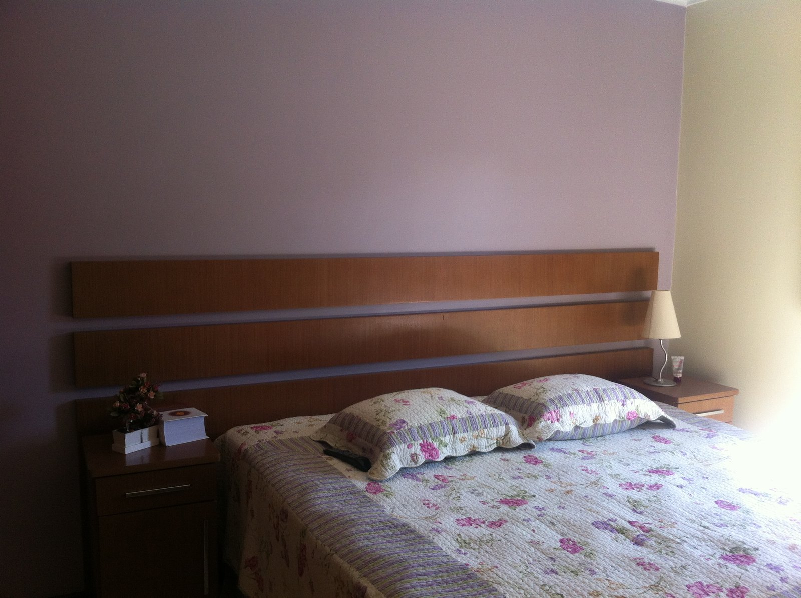 Cabeceira para colchão Box em MDF na cor Cappuccino ainda acompanha dois modernos criados mudos com três gavetas.