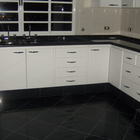 Gabinete de cozinha na Vila Alpina, lindo de canto em L, em fórmica branca,prateleiras internas, gavetas com corrediças e puxadores em aço escovado.