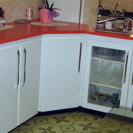 Gabinete para Cozinha em L em fórmica Branca e laranja, puxadores em aço cromado