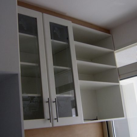 vejam só esse armário de cozinha com prateleiras expostas, cristaleira com acabamento marfim muito lindo