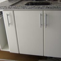 Gabinete de pia com mármore cinza no Ipiranga em formica branca com puxadores em aço escovado