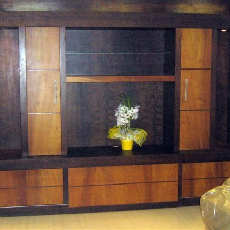 Estante em madeira maciça na região de Vila Alpina.