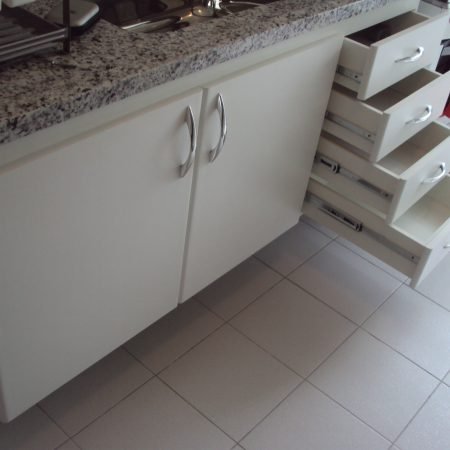 Gabinete em fórmica branca na região do Braz.