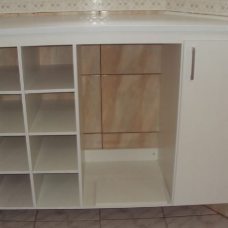 Armário com Colmeia, prateleira interna em Aricanduva
