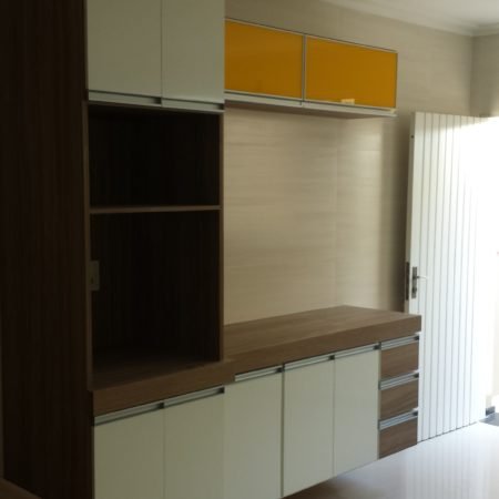 Marcenaria de cozinha planejada em cores marfim com acabamento completo no local